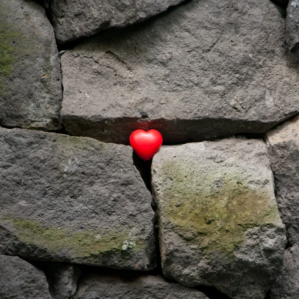 Büyük srones'kalbinde kırmızı lastik — Stok fotoğraf