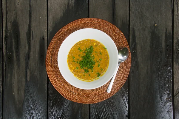 Dahl çorba beyaz bir tabak içinde — Stok fotoğraf