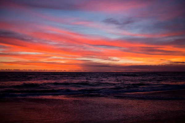 ท้องฟ้าพระอาทิตย์ตกเหนือมหาสมุทร — ภาพถ่ายสต็อก