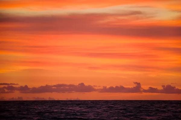Céu por do sol sobre o oceano — Fotografia de Stock