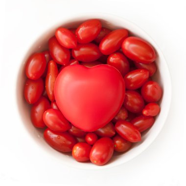 Plastik kalp ve kiraz domates