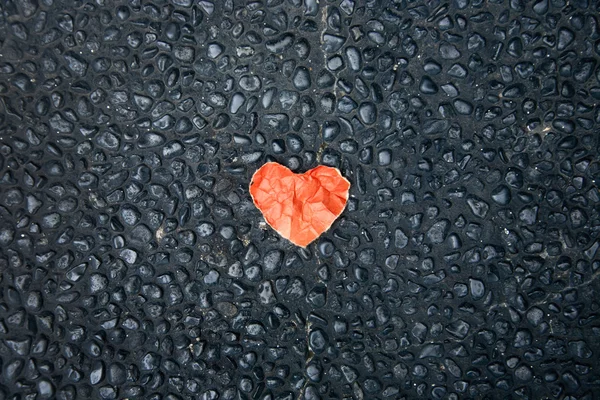 Coeur en papier rouge sur le sol en pierre — Photo