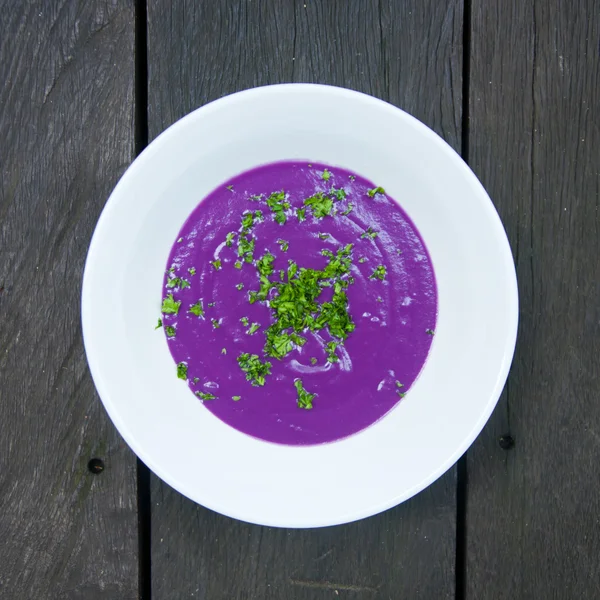 Sopa de creme de batata em um prato branco — Fotografia de Stock