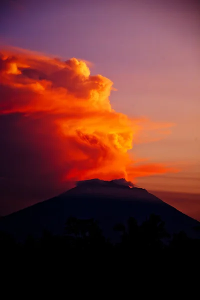 Nuvem sobre vulcão ao pôr-do-sol — Fotografia de Stock