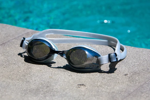 Schwimmbrille am Pool — Stockfoto