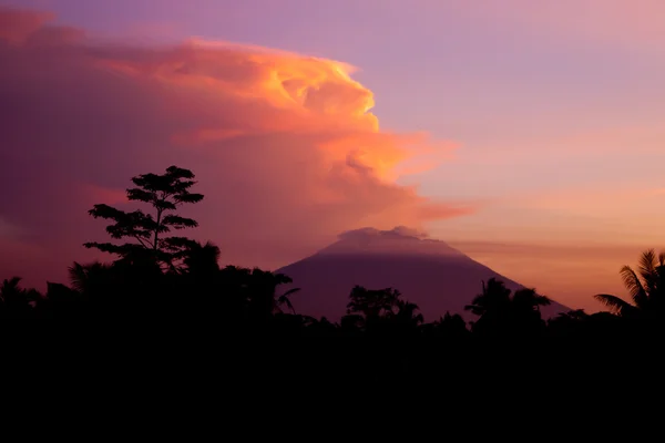 Wolke über dem Vulkan im Sonnenuntergang — Stockfoto