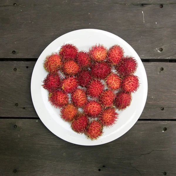 Σχήμα καρδιάς ομάδα του rambutans σε ένα πιάτο — Φωτογραφία Αρχείου