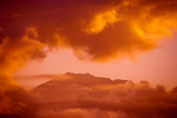 Vista sul tramonto del vulcano — Foto Stock