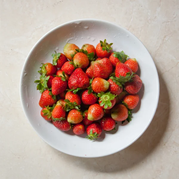 Las fresas en la escudilla sobre el mármol — Foto de Stock