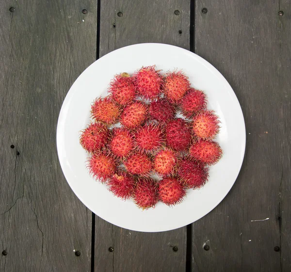 Κύκλος σχήμα ομάδα του rambutans σε ένα πιάτο — Φωτογραφία Αρχείου