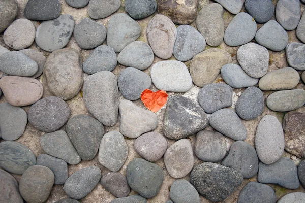 Corazón de papel rojo en el suelo de piedra —  Fotos de Stock