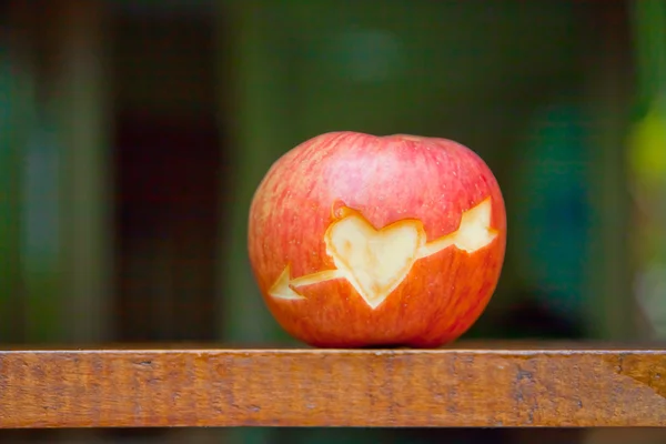 दिल प्रतीक के साथ लाल सेब — स्टॉक फ़ोटो, इमेज