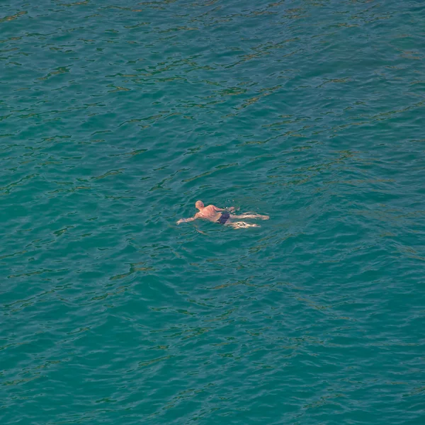 Mann schwimmt im Meer. — Stockfoto