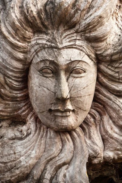 Gesicht einer weiblichen Holzskulptur — Stockfoto