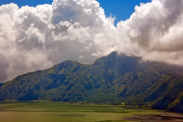 湖と火山のビュー — ストック写真