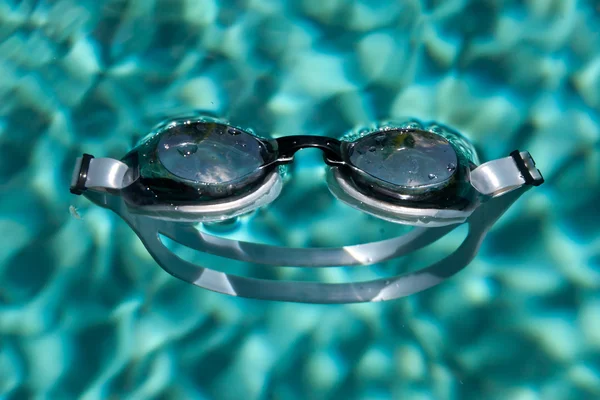 在水中游泳运动护目镜 — 图库照片