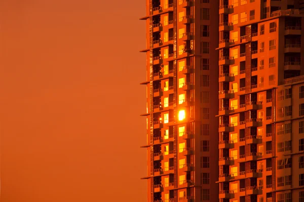 Riflessione del sole nelle finestre dell'edificio — Foto Stock