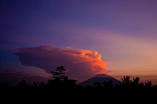 Nube sobre volcán en la puesta del sol — Foto de Stock
