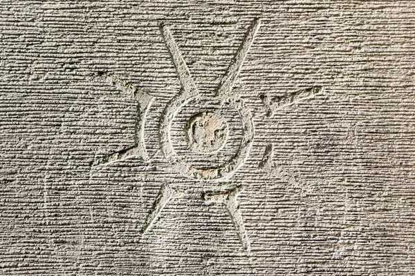 Güneş sembolü ile duvar dekorasyonu — Stok fotoğraf