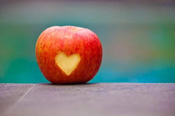 Apple bir havuz kenarı bir kalp ile — Stok fotoğraf