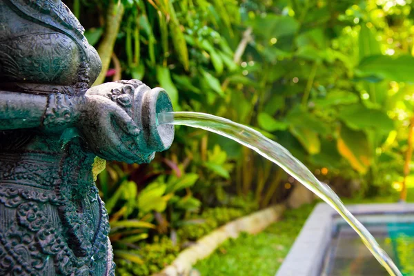 Su akışı dışarı metal heykel