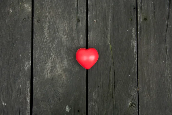 Corazón de goma en el suelo de madera —  Fotos de Stock