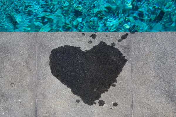 Heart-shaped water print on a poolside — Stock Photo, Image