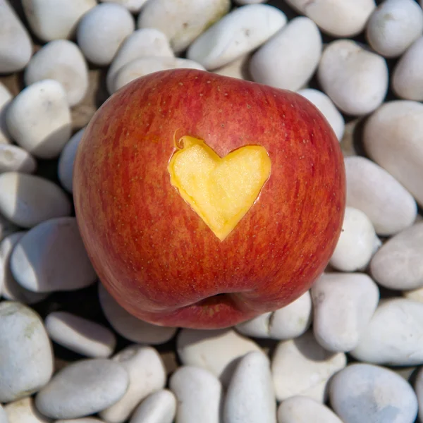 Elma kesme kalp simgesi olan — Stok fotoğraf