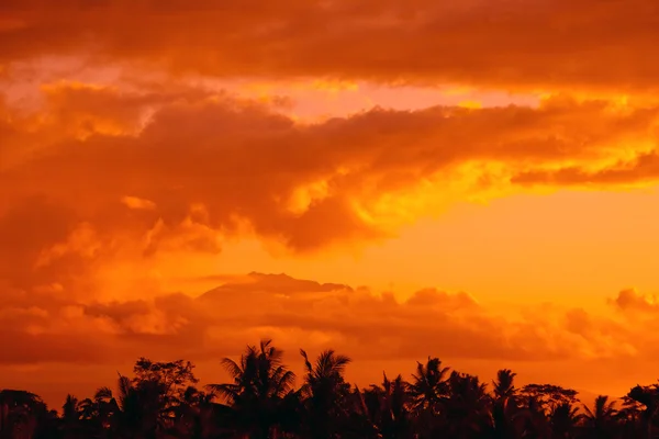 Vista para o pôr do sol do vulcão — Fotografia de Stock