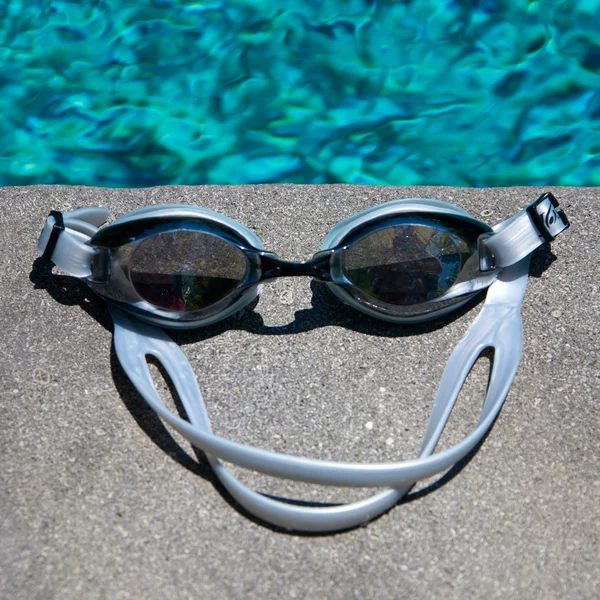 Gafas deportivas de natación en la piscina —  Fotos de Stock