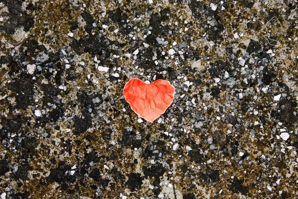 Corazón de papel rojo en la arena de color —  Fotos de Stock