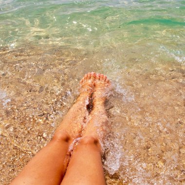 Denizde kadın bacakları