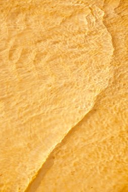 Sörf dalgalar sığ deniz