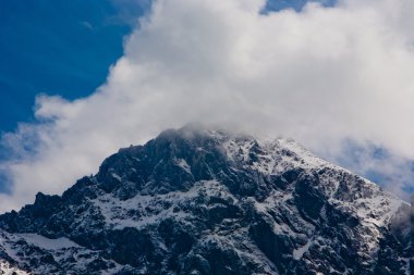 Bulutlar ile karlı dağlar