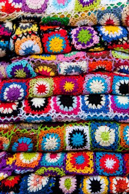 El yapımı renkli battaniye