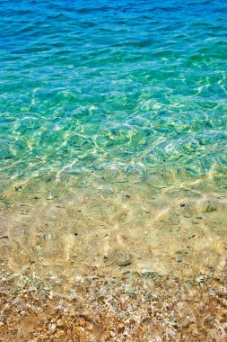 Deniz kenarındaki sığ su