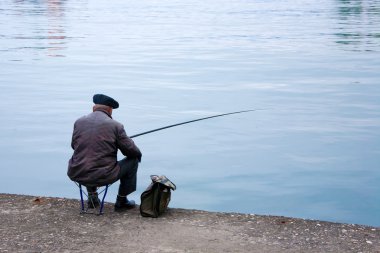 Eski balıkçı oturan