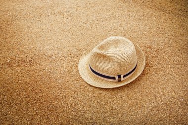 Kum bir arka plan üzerine şapka