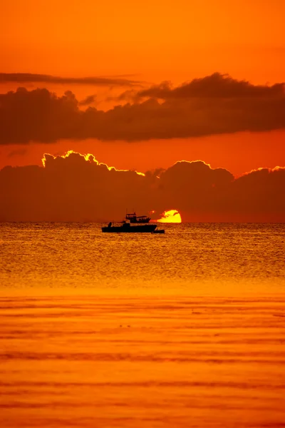 Silhouetten der Schiffe am Himmel bei Sonnenuntergang — Stockfoto