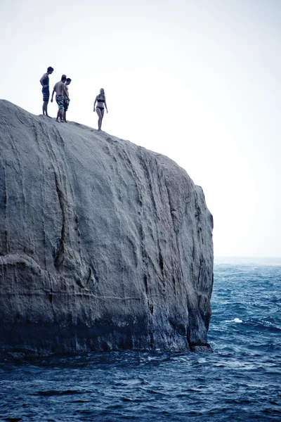 Mensen staan op de rots — Stockfoto