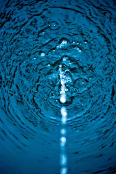 Blue water trickle — Stock Photo, Image