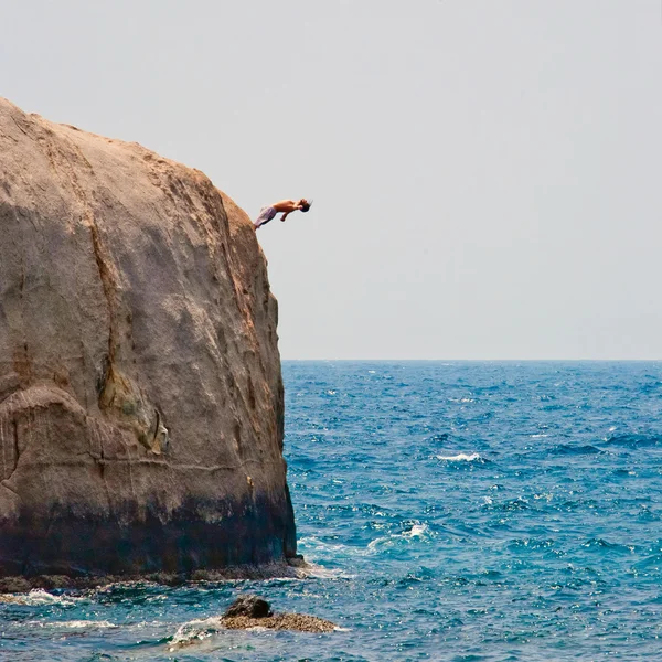 Homme sautant du rocher — Photo