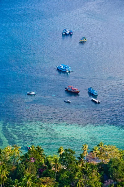 Koh Tao baai met boten — Stockfoto
