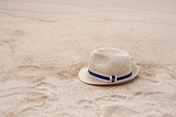 Cappello su fondo sabbia — Foto Stock