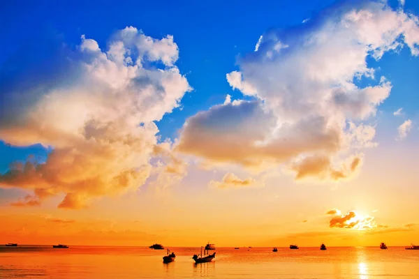 Siluety lodí v západu slunce obloha — Stock fotografie