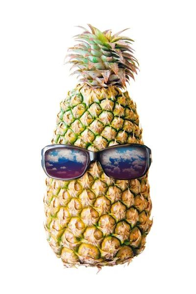 Ananas v sluneční brýle na bílém pozadí — Stock fotografie