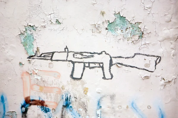 Tommy pistola en una pared grumosa — Foto de Stock