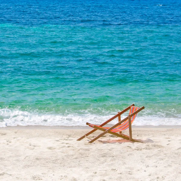 Lounge židle na pláži — Stock fotografie