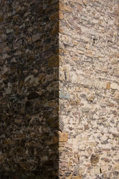 Стены из камня солнца и тени — стоковое фото