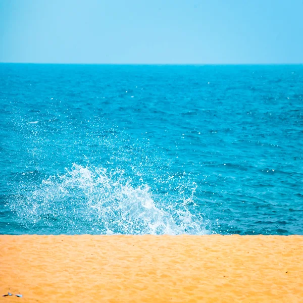 桑迪海滩和水飞溅 — 图库照片